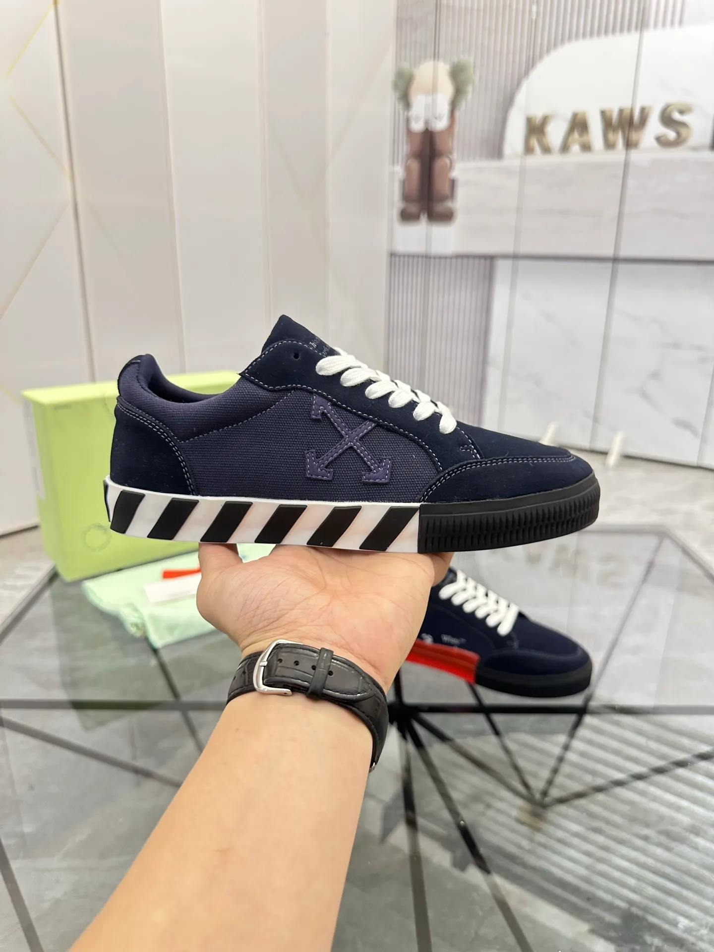 Selling men's shoes 💰: 💰P440¥ Product trademark: OFF WHITE * "OFF WHITE*" low-top casual shoes Regular size: 35-45 (can be customized to 46) Couple style Product materials: imported nubuck leather upper spliced ​​with original fabric, breathable lining, original outsole. No.: H203